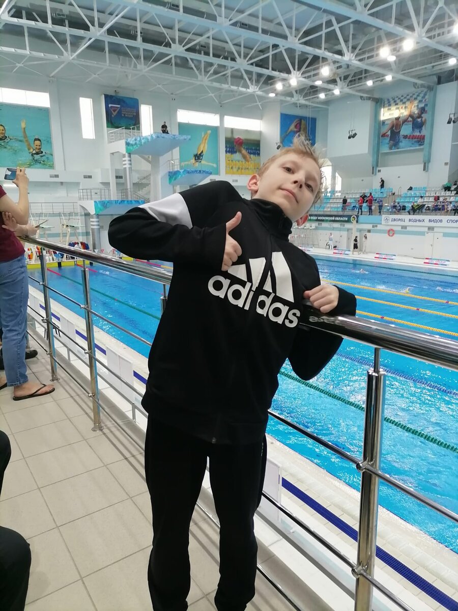 Именно этот товарищ ходит по улице без штанов 