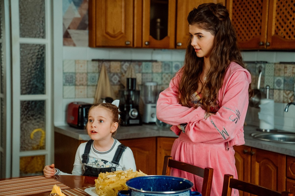 Дочка дата выхода серий. Серкан и кираз сериал постучись в мою дверь. Эда йылдыз с дочкой кираз. Дочка дата выхода серий. Фильм дочки 2020.