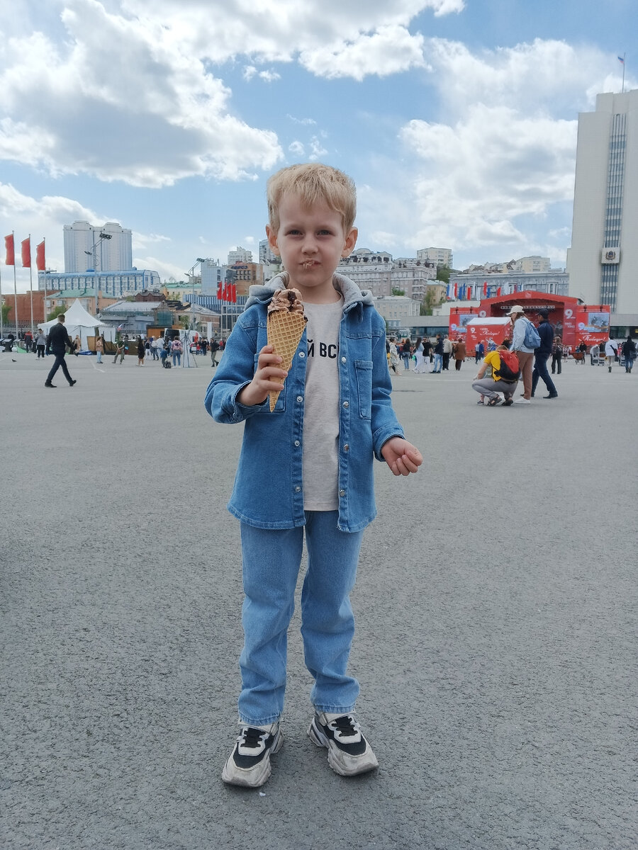 Потом это мороженное было везде - на футболке, на мне, на коляске, на флажке.