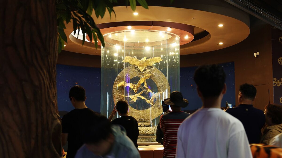 Оценочная стоимость статуи золотых летучих мышей в округе Хампен взлетела до небес.