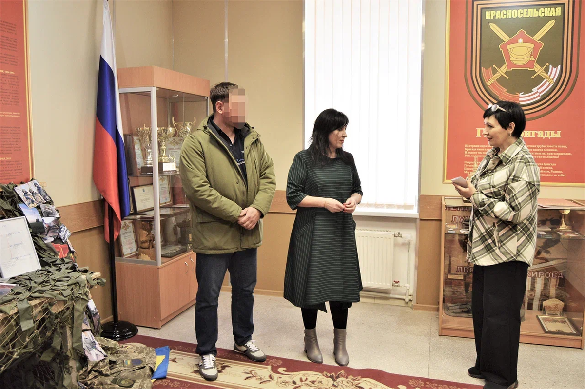 Награждение Л. Андрейчук (в центре) памятной медалью