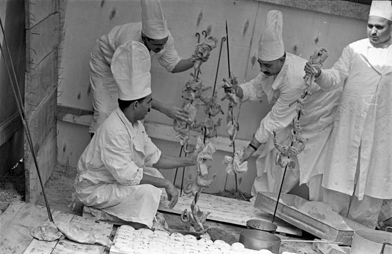 Москва 1963г. Индийские повара за работой