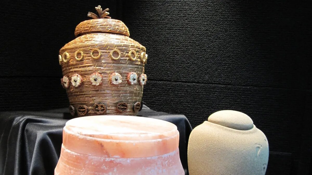 Кремируют умерших людей, а урны с прахом передают близким. Фото: www.piqsels.com