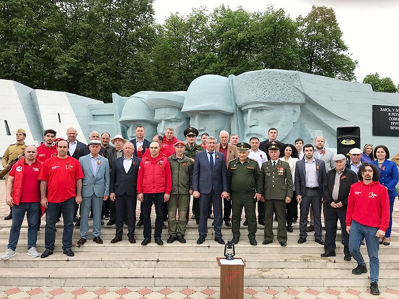 Монумент у Эльхотовских ворот