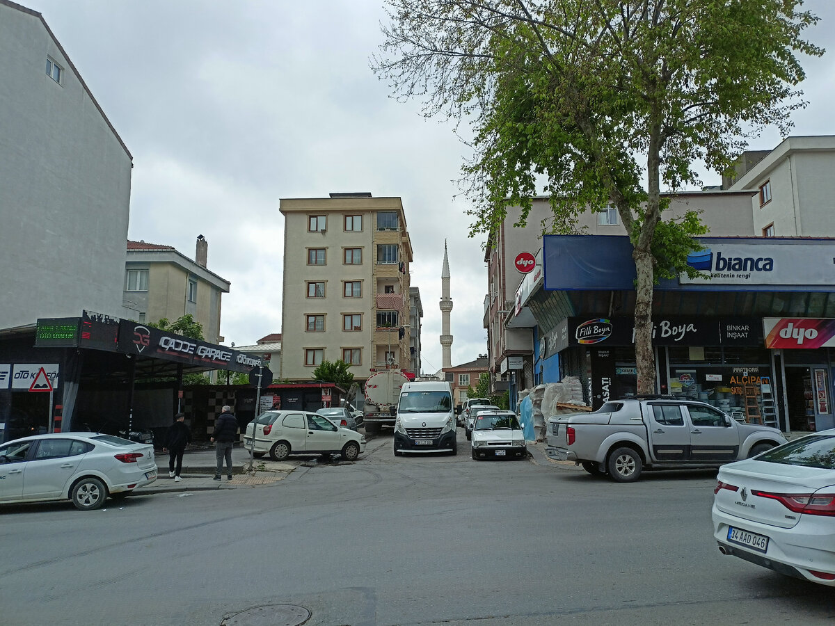 В каждом квартале и районе есть своя мечеть. Они расположены так, что призыв на молитву слышно отовсюду. 