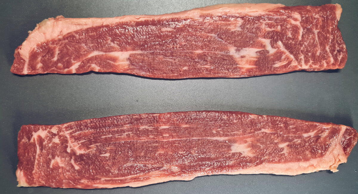 стейки "Минутка" промокнули бумажным полотенцем и убрали лишнюю жидкость