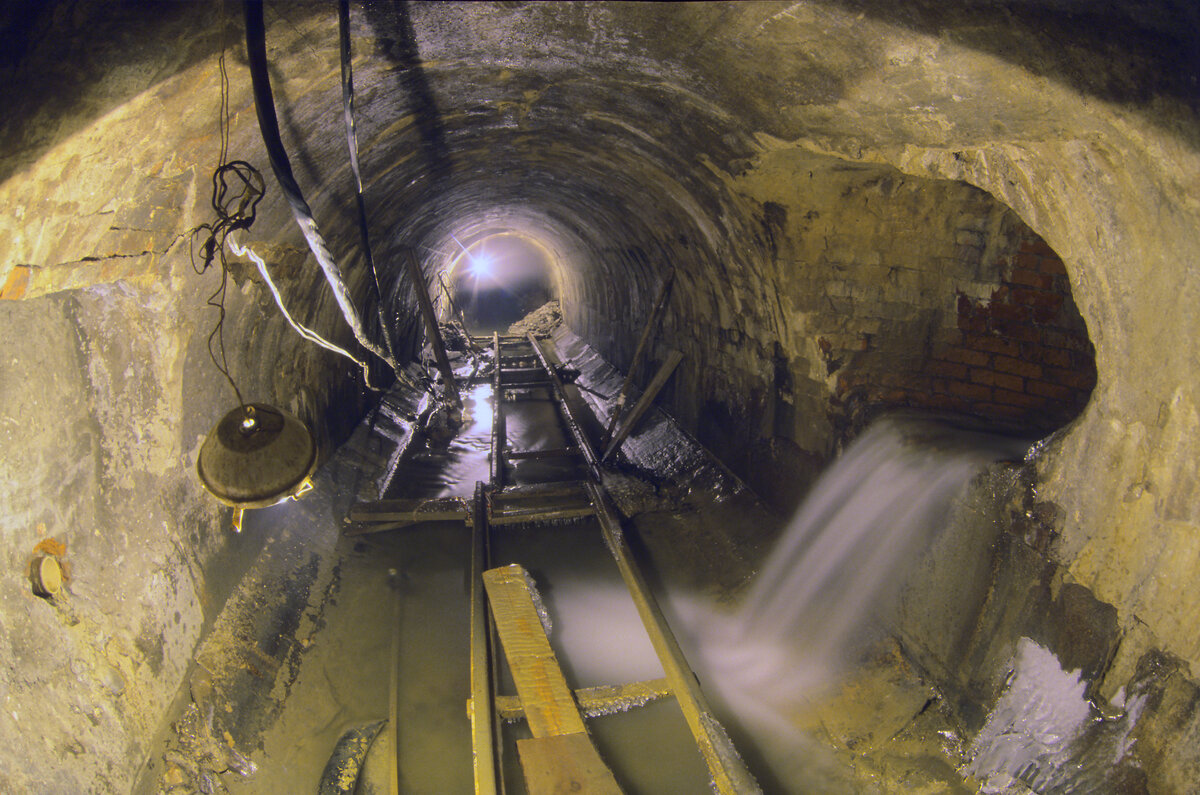 01. Старый коллектор и рельсы для вагонеток.