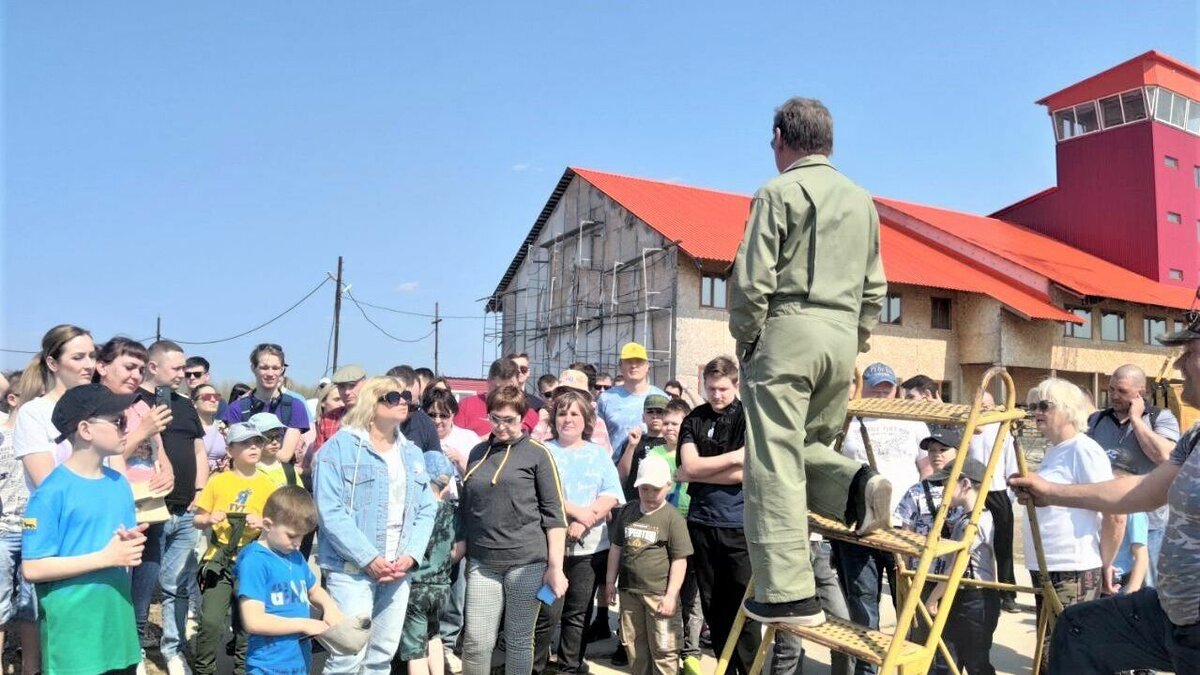     Единственная в мире женская пилотажная группа «Барсы», проведя акцию «Бессмертный полк в небе» столкнулась с паломничеством сургутян. Уже третьи выходные сотни горожан приезжают на аэродром, чтобы увидеть легендарные самолеты и сфотографироваться с пилотажницами.