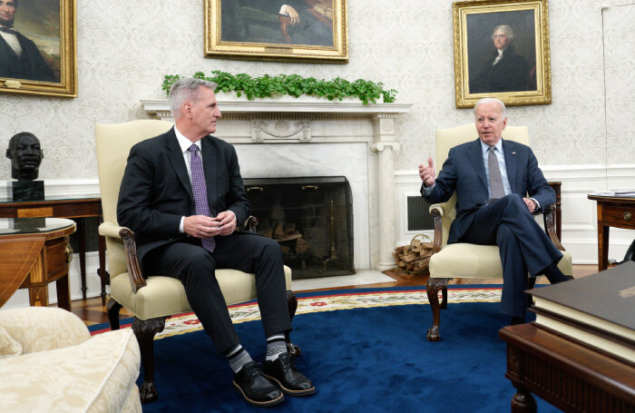    Президент США Джо Байден (справа) и спикер Палаты представителей Кевин Маккарти (слева).EPA/ТАСС