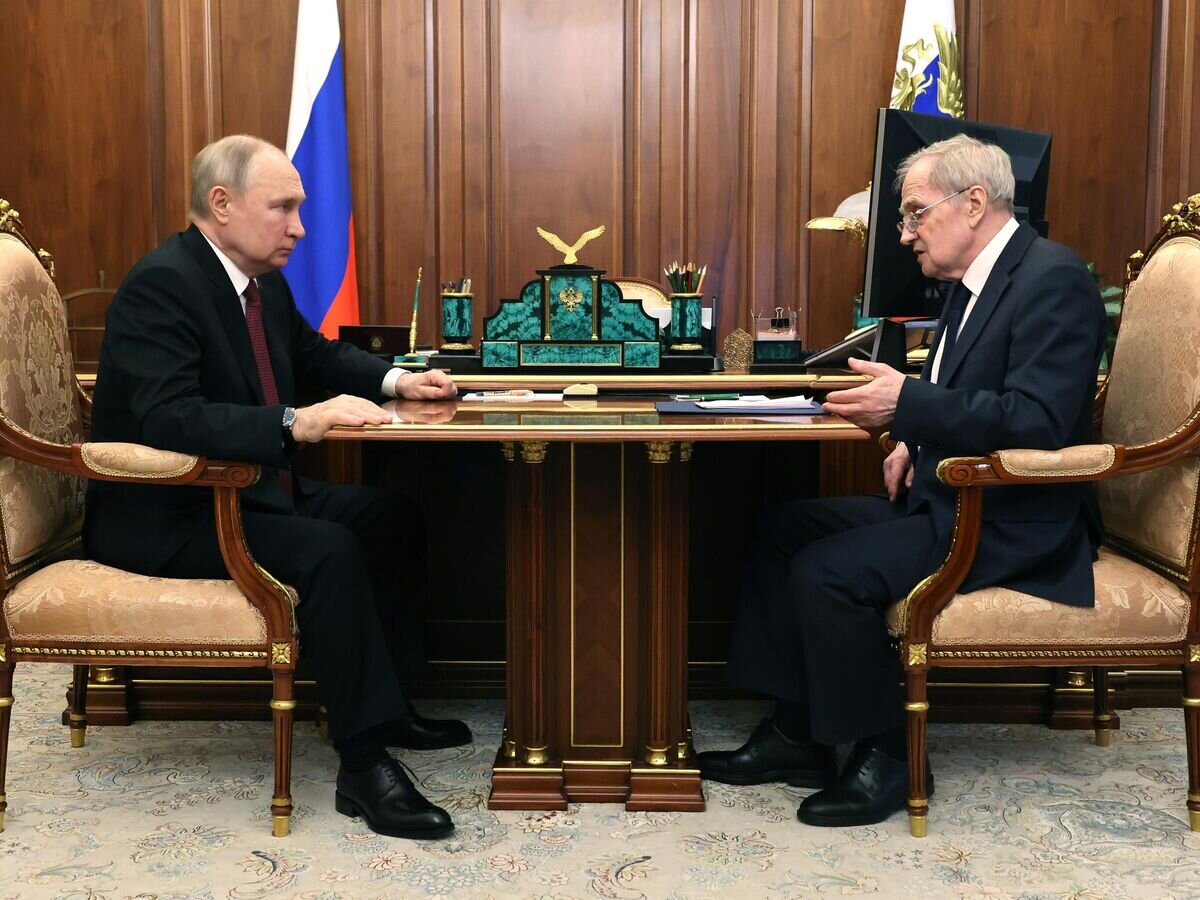    Президент РФ Владимир Путин и председатель Конституционного суда РФ Валерий Зорькин во время встречи© РИА Новости / Михаил Климентьев