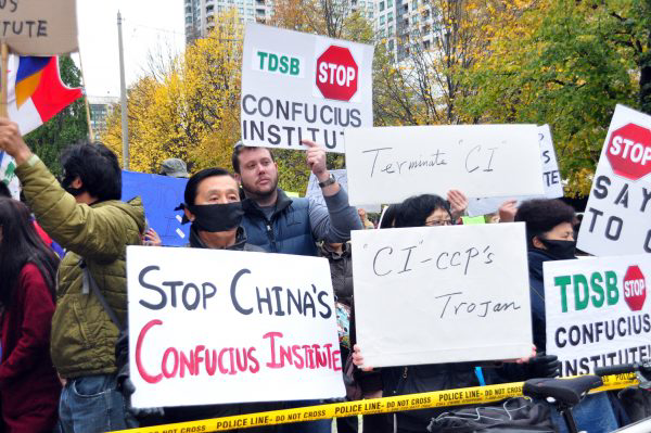 Демонстрация против партнёрства Окружного школьного совета Торонто с контролируемым Пекином Институтом Конфуция у здания TDSB 29 октября 2014 года. (Allen Zhou/Epoch Times)
