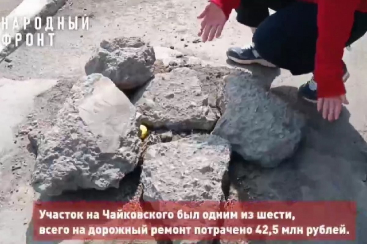    На одной из улиц Улан-Удэ ямы прикрыли камнями и картонками