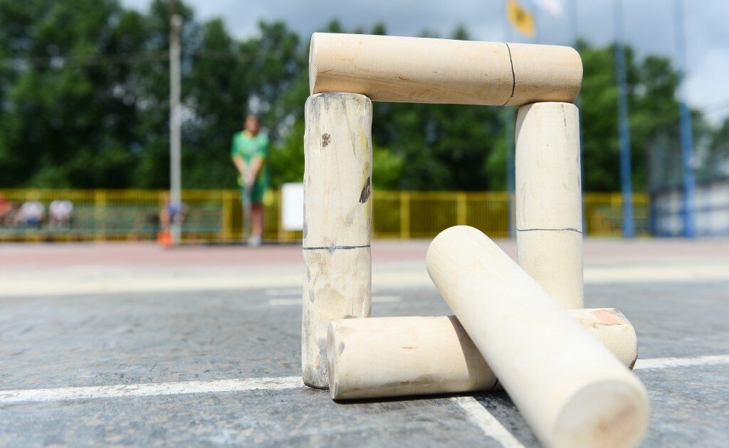 Настоящие деревянные городки - наверное, неплохая альтернатива игре "в попа"