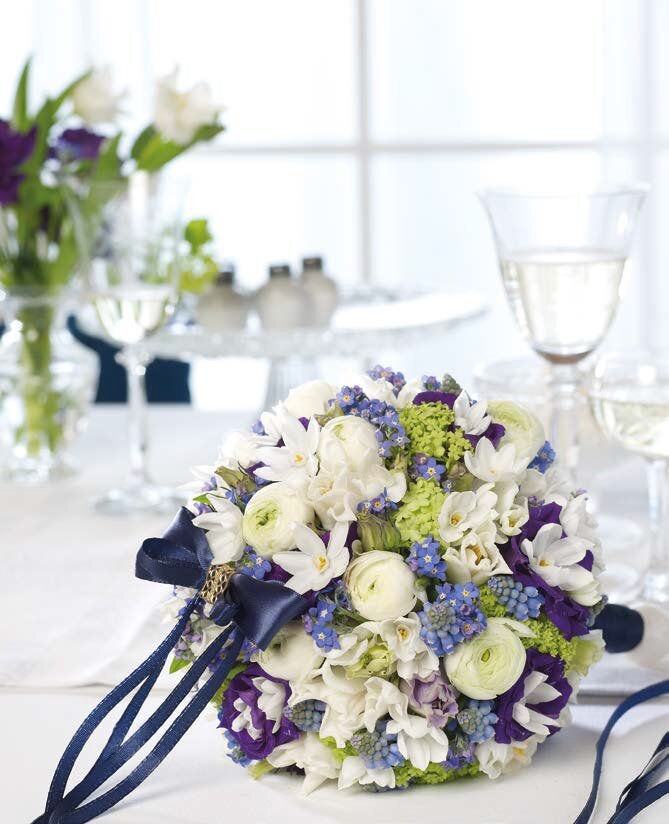 Цветы в букете лучше подирать по сезону. Здесь собраны лучшие весенние цветы - мускари, нарциссы, ранункулусы и др.