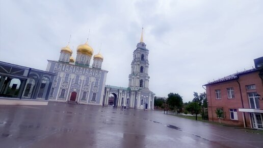 Колокольня Успенского собора на территории Тульского кремля - вид снаружи и изнутри