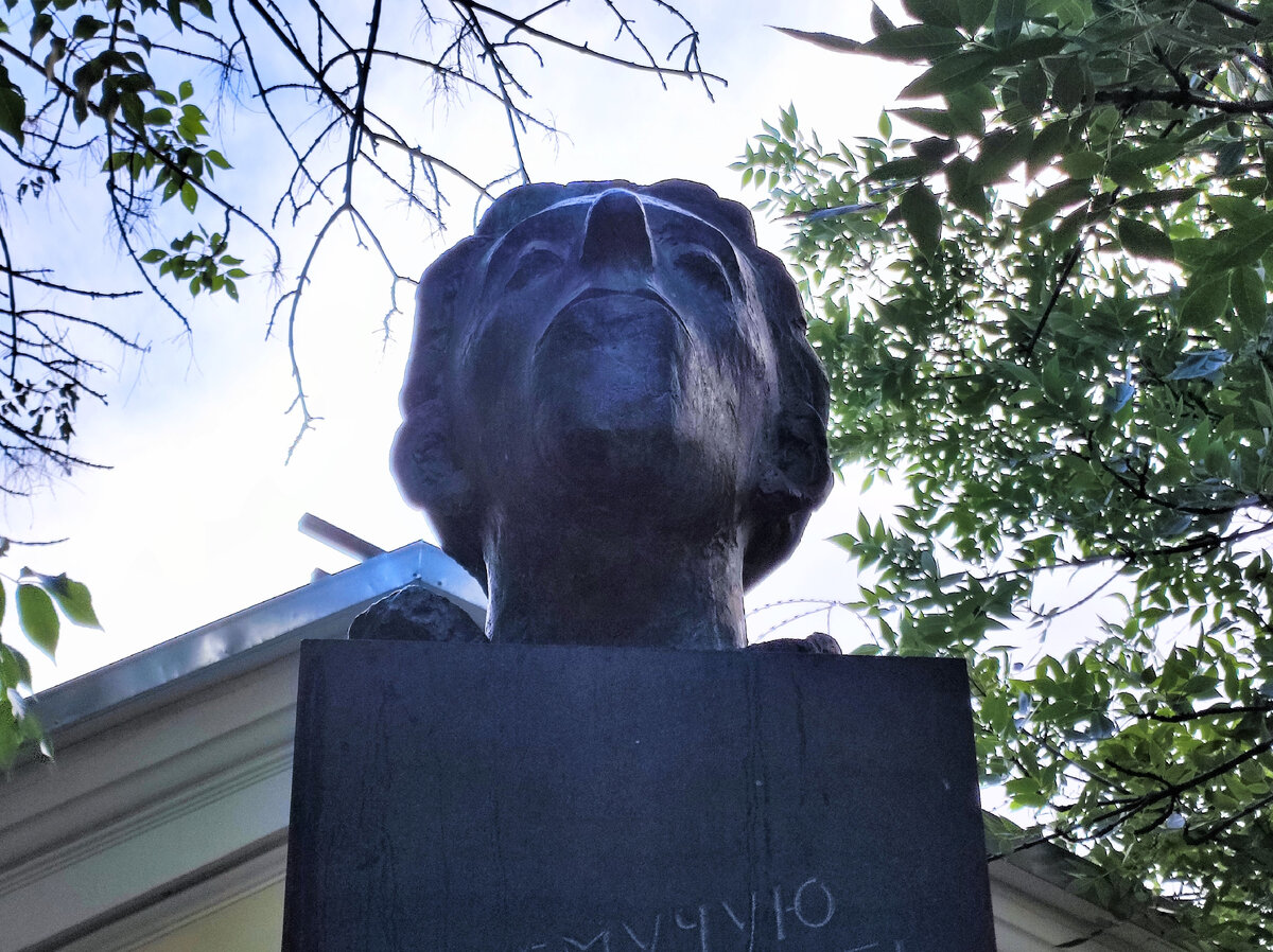 Памятник Осипу Мандельштаму в Москве. Источник — dzen.ru/pa_myatnik