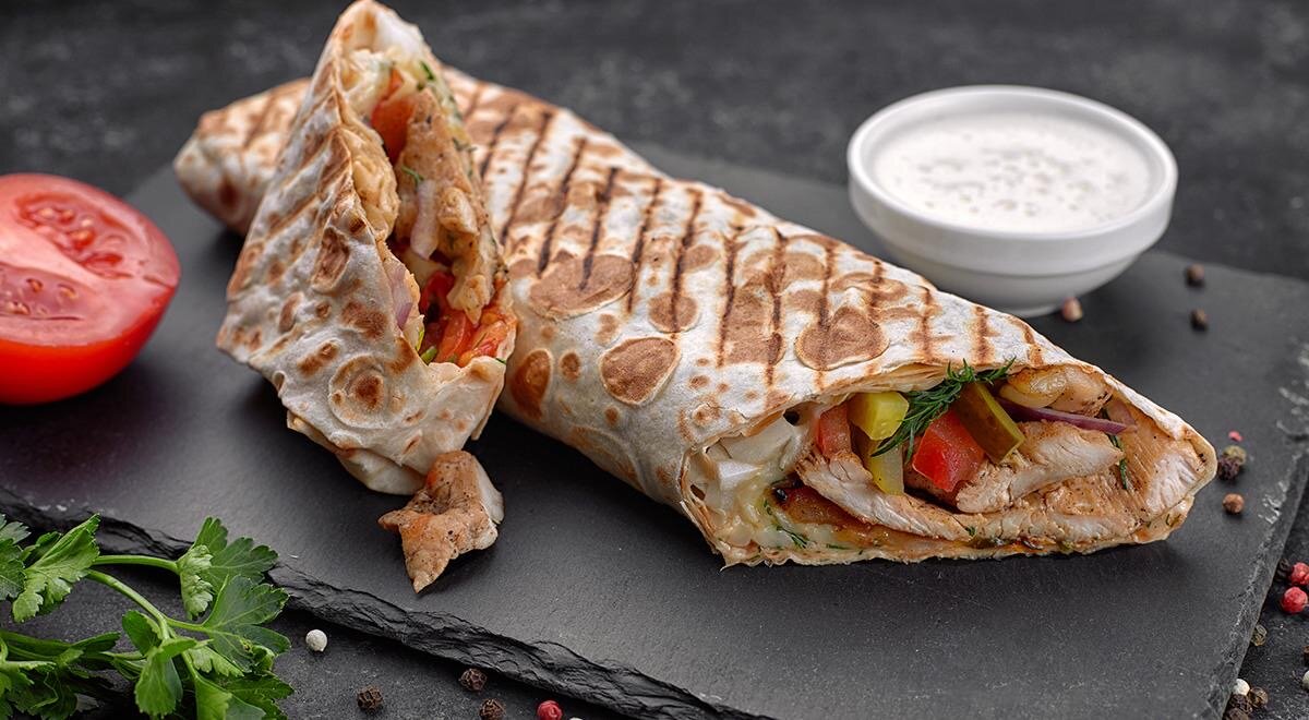 Шаурма — это удобный уличный перекус, который можно встретить практически по всему миру. Она сытная, вкусная, просто и быстро готовится. Неудивительно, что эта разновидность фаст-фуда стала невероятно популярной.