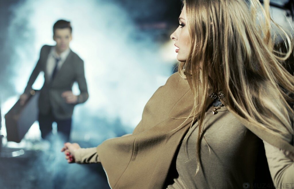 Расстался с девушкой. Расставание. Девушка обиделась на парня. Женщина плачет. Мужчина и женщина расстаются.