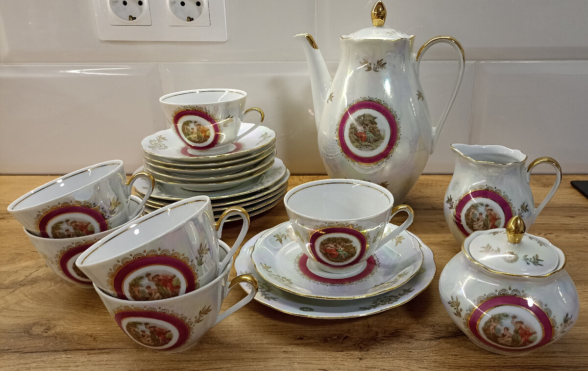 Сервиз по сути мой ровесник 