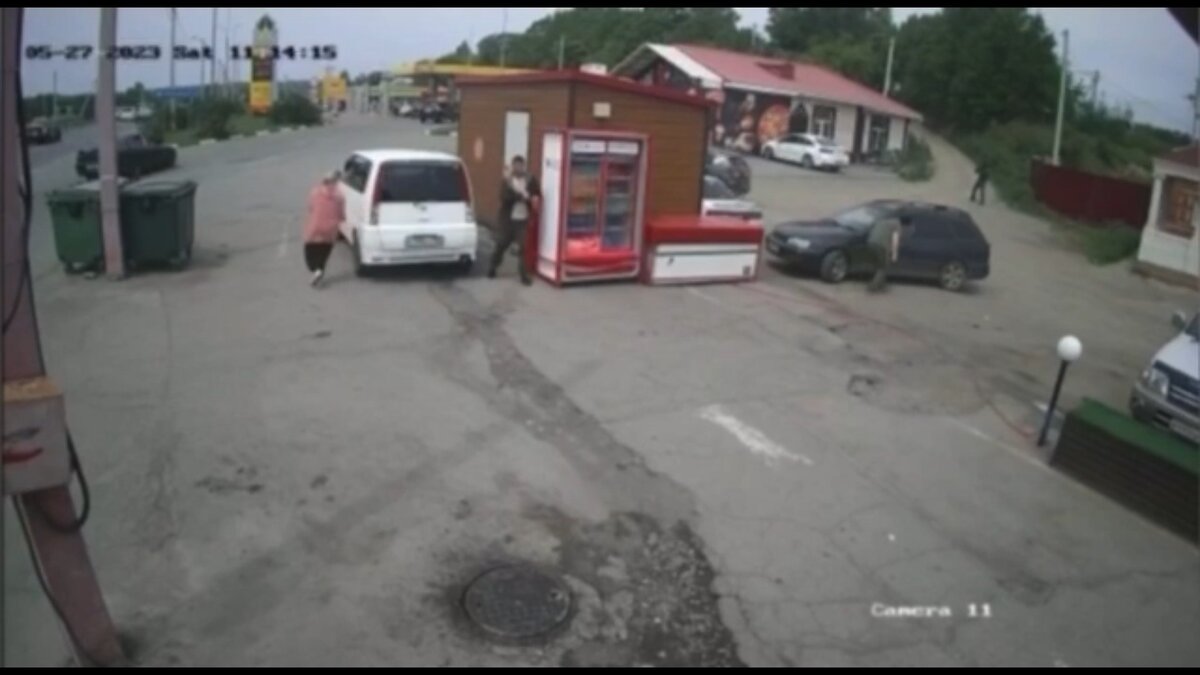     Мужчина в камуфляжной форме появился возле одного из пит-стопов на дороге Приморья и начал стрелять по всему, что видит. Видео с его действиями попало на камеры видеонаблюдения.