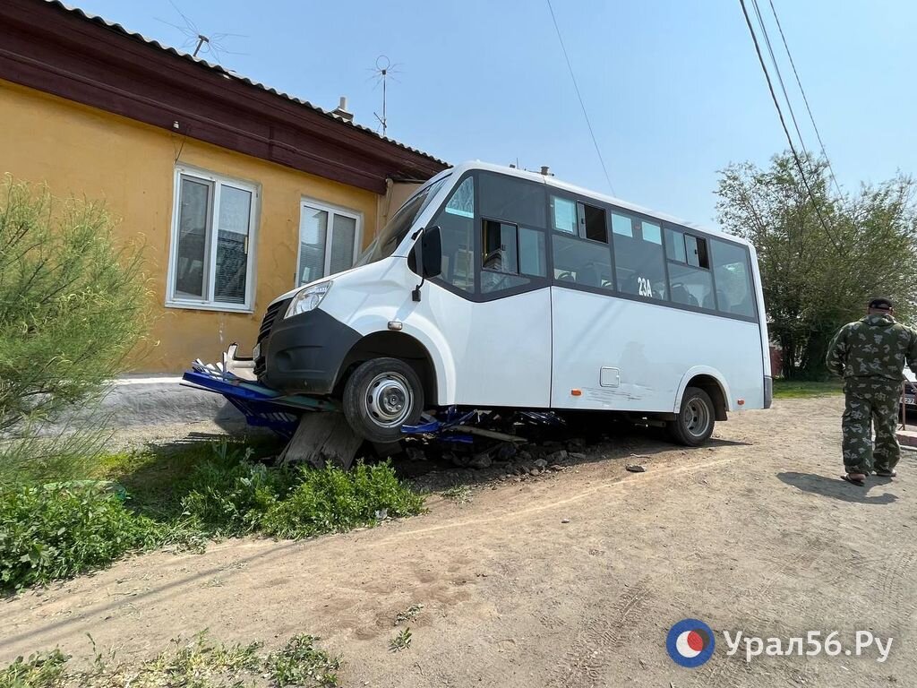 Услышали сильный грохот»: в Орске маршрутка въехала в жилой дом | Урал56.Ру  | Оренбург, Орск - главные новости | Дзен