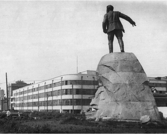 Здание редакции газеты «Уральский рабочий» и памятник Я.М. Свердлову. Свердловск. 1935 г.