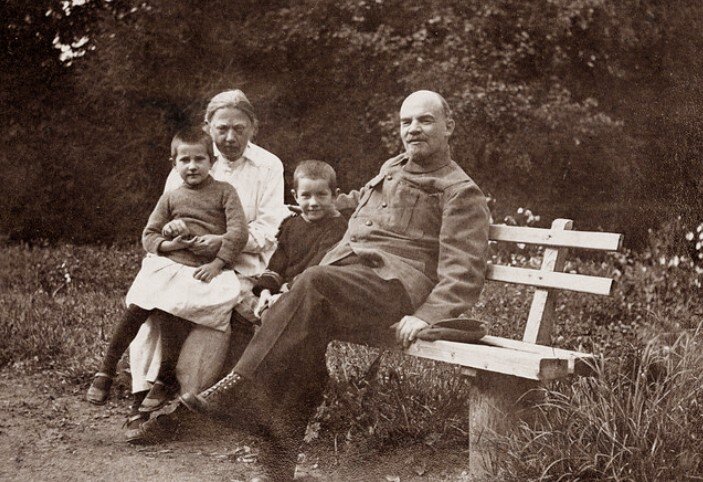 Крупская, Ленин и племянники