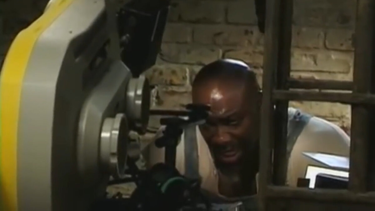 «Зелёная миля» - очень сильная картина и, возможно, самая достойная экранизация произведений Стивена Кинга (по крайней мере, сам Король ужасов считает именно так).-8