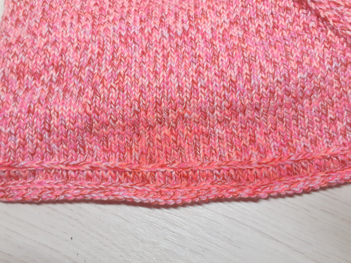 Этот край вязаного рукава я еле-еле распрямила, чтобы сделать фото