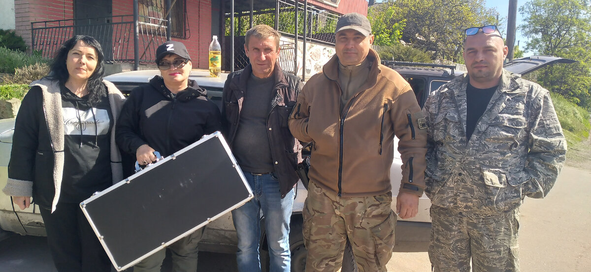 Крайняя слева - моя жена. Третий слева - член команды Сергей. Передаем офицерам дронобойку 