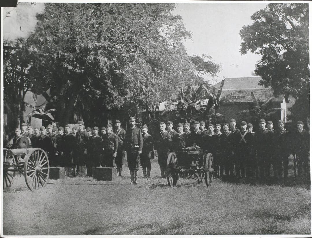 В 1893 ГОДУ ГРУППА ТОРГОВЦЕВ САХАРОМ И АНАНАСАМИ ПРИ ПОДДЕРЖКЕ ПРАВИТЕЛЬСТВА США СВЕРГЛА ГАВАЙСКУЮ МОНАРХИЮ.