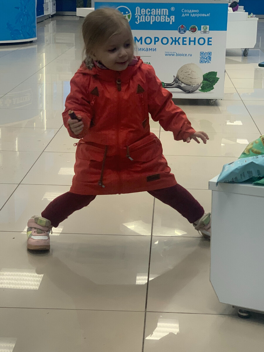 Крушит аптеку