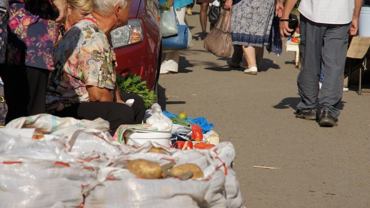     В Нижнекамске продавщица рыбы напала на пенсионерку. Происходящее на видео снял очевидец, ролик появился в региональных Telegram-каналах.