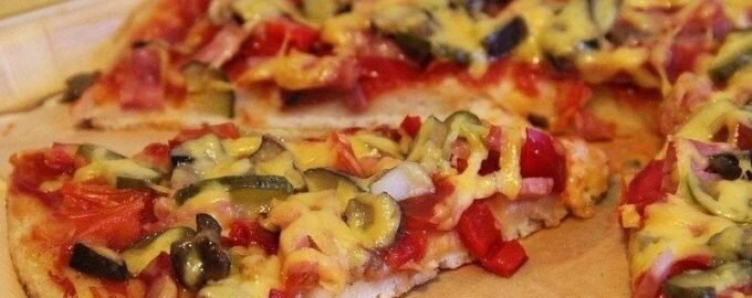 Пицца с колбасой, помидорами и сыром