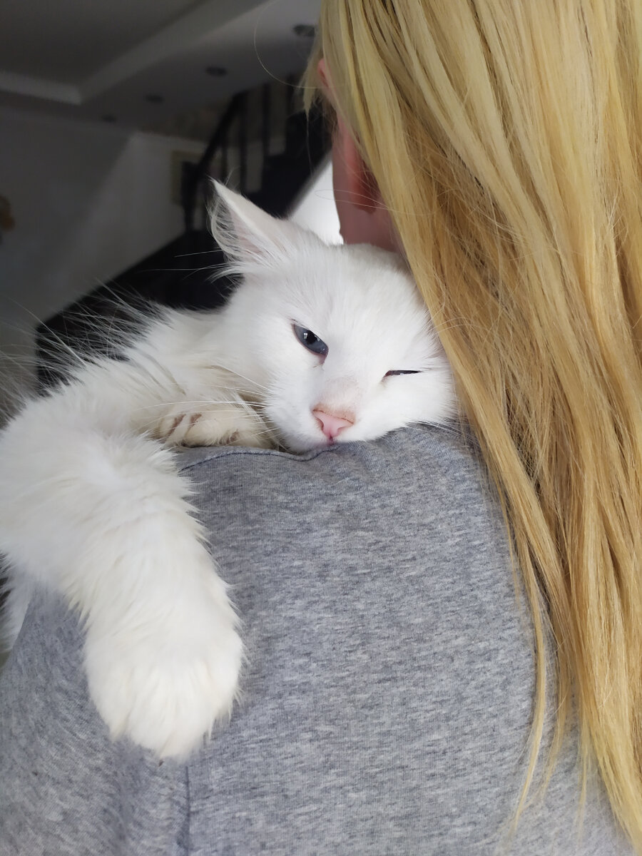 Такая она девочка-обнимашка