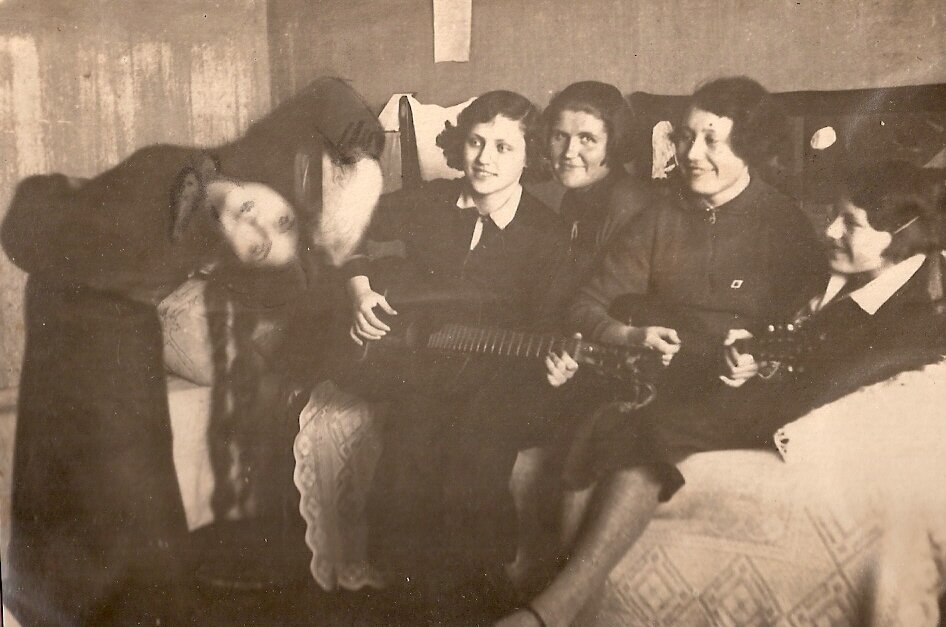 Так веселились студентки в общежитии Алексеевского студгородка в 1930-х годах. Из архива Татьяны О. Ее бабушка - справа, с гитарой.