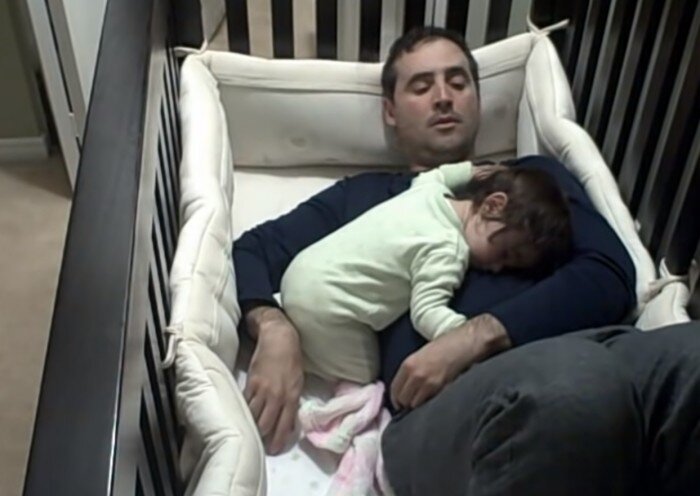 Папа поддерживает. оберегает малышку. / Яндекс картинки