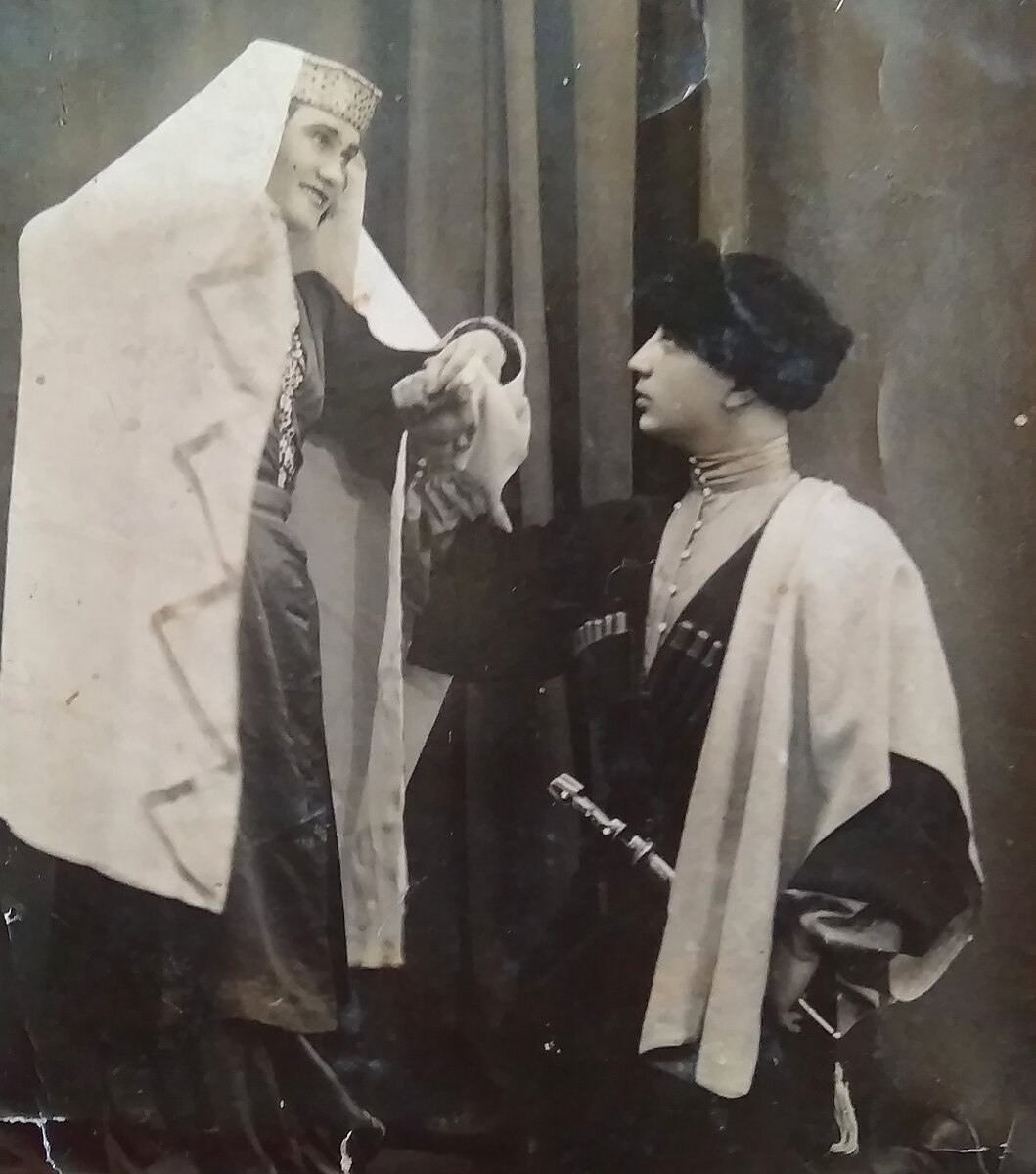 На фото мой дед, Бабкен Бабкенович Сафарян, в сценическом костюме. До Войны он был артистом национального ансамбля. Когда-нибудь я обязательно об этом расскажу.
