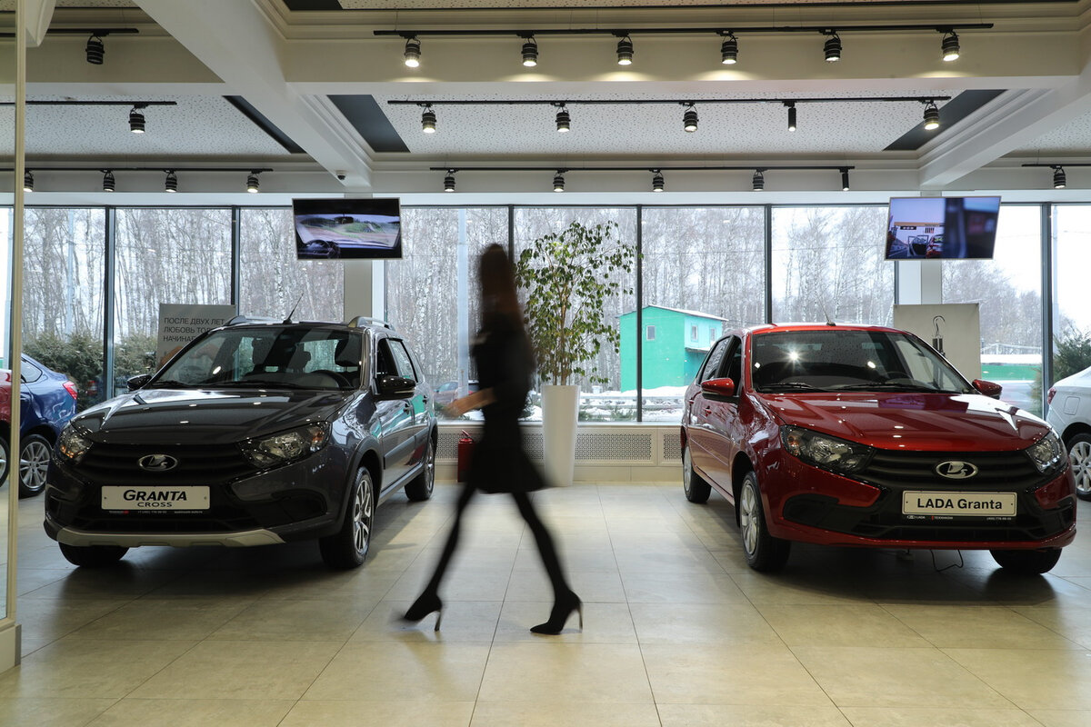 В преддверии выхода на рынок обновленной Lada Vesta, которая должна стать  венцом на пути импортозамещения, «Фонтанка» вспомнила, как год назад  «АвтоВАЗ» выпустил «упрощенную» модель без целого ряда элементов комфорта,  зато с антикризисной