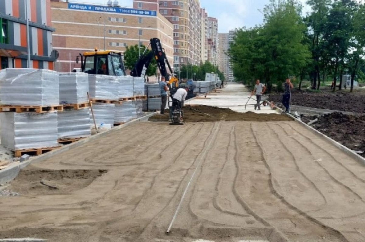    На дорожках Николаевского бульвара начали укладывать тротуарную плитку