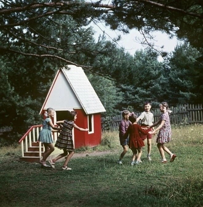 🌿🌻🏠ДВОРОВЫЕ ИГРЫ. •«Светофор», «Штандер», «Колечко» и другие игры для большой компании, в которые играли в конце XX века — и можно играть сейчас.

✔ «Светофор»

На площадке на расстоянии 3–6 метров друг от друга чертят две линии — ме­жду ними проходит дорога. Водящий — светофор — стоит посередине доро­ги и за линии заходить не может. Остальные находятся перед первой чертой, и их задача — перейти на другую сторону, то есть оказаться за про­тивополож­ной линией. Светофор встает спиной к играю­щим и загадывает цвет: к приме­ру, объявляет, что пускает на другую сторону только красный. Каждый игрок начинает искать на себе какую-нибудь вещь красного цвета; ее размер и назна­чение не важны, и красным может быть даже маленькое пятнышко на узоре. Через некоторое время (например, досчитав до десяти) водящий поворачивает­ся, и те, кто сумел найти нужный цвет, предъ­являют его светофору и спокойно переходят дорогу. Все остальные ста­раются перебежать на другую сторону, а светофор их ловит. Тот, кого он пой­мал, становится новым свето­фором. Во­дя­щему имеет смысл называть необычные цве­та — сире­невый, бирюзовый и т. п.: тогда тех, кто такой цвет на себе не найдет, будет больше — и ему удастся пой­мать игрока себе на замену.

✔ «Штандер»

Полузабытая игра из репертуара пионер­лагерей. Судя по названию (скорее все­го, от Ständer! — «Стоять!»), она позаимствована из немецкого игрового сбор­ника. Для игры потребуется мяч. На земле чертят большой круг — в него долж­ны поместиться все участники. Затем кто-то один подбрасывает мяч, называя имя любого другого игрока. Все разбе­гаются в разные стороны, а на­званный игрок водит. Он ловит или быстро поднимает с земли мяч, после чего кричит: «Штандер!» — и все остальные должны остановиться. Водящему нуж­но вы­бить кого-то мячом: он выбирает свою цель (обычно игрока, который находится к нему ближе всех), делает в его сторону три шага и старается попасть. Он мо­жет схитрить и шагать в одну сторону, а бросать мяч в другую, чтобы ничего не подозреваю­щий игрок не успел увернуться. Если водящий попал, то «поби­тый» получает штрафное очко, если нет — штрафное очко засчи­ты­вается бро­савшему. В следующем коне этот же водящий подбрасывает мяч и назы­вает имя игрока, который займет его место. В конце игры очки суммируются, и тот, кто набрал меньше всех, объявляется победителем.

✔ «Картошка»

Игроки становятся в широкий круг и пере­брасывают друг другу мяч. Задер­жи­вать его в руках нельзя: мяч — это горячая карто­фелина! Те, кто не смог удер­жать мяч в руках и дал ему упасть на землю, тоже превращаются в «картошек»: они идут в центр круга и садятся там на корточки. Остальные игроки время от времени их «окучивают», то есть прицельно бросают в сидящих мячом (луч­ше перед игрой договорить­ся о силе удара). Картошке нужно поймать мяч с лёта — но вставать в полный рост нельзя, можно только подпрыгивать, не раз­­гибая колен. Если поймать мяч удалось, картошка вновь встает в круг, а тот игрок, на чьем броске мяч был пойман, занимает ее место в центре.

✔ «Я знаю пять имен»

Первый игрок отбивает от земли мяч рукой, произнося при этом: «Я знаю пять имен девочек: Катя, Таня, Света, Оля, Юля…» Говорить надо быстро и ритмич­но, на каждое слово должен приходиться удар рукой по мячу. Если игрок не сбил­­­­­ся, он продолжает: «Я знаю пять имен мальчиков: Ваня, Коля, Петя, Саша, Миша…» Дальше можно таким же образом продол­жать называть по пять штук всего, что приходит в голову: названия городов, рек, животных, деревьев, птиц, марок машин (некоторые определяют последовательность за­ранее, кто-то создает ее на ходу). Если игрок теряет мяч, ошибается или слиш­ком долго придумывает вариант, то мяч передается второму игроку, и тот на­чинает сначала: «Я знаю пять имен девочек…» Повторять одни и те же имена и назва­ния неинте­ресно! Когда мяч, сделав круг, возвращается к первому игроку, он на­­­­­чинает с той темы, на которой сбился. Играть в «Я знаю…» можно не толь­­­­ко компа­нией, но и вдвоем и даже одному.

✔ «Двенадцать палочек»

Одна из разновидностей пряток, но с инте­ресным усложнением. Перед нача­лом игры участники выбирают водящего и сооружают специальную кон­струк­цию: на камень, кирпич или другой предмет подходящего размера укладывают доску так, чтобы один ее конец лежал на земле, а второй был поднят вверх. На нижний конец доски кладут двенадцать небольших палочек (можно исполь­зовать карандаши или хво­рост), а затем, воспользовавшись доской как рыча­гом, один из участников их разбрасывает. Пока водящий собирает палочки, игроки прячутся. Дальше, как и в стандарт­ных прятках, он отправляется искать спрятав­шихся и, если нашел, стукалит, то есть бежит на базу 

и кричит что-то вроде «Туки-туки за Петю!». Суть усложнения в том, что здесь во время пои­сков нужно не забывать сторожить конструкцию из палок: обнаруженный игрок может добежать до доски раньше водящего и все разрушить (при этом он должен закричать: «Разбил!»). То же самое может сделать любой другой игрок, если заметит из укрытия, что базу никто не охраняет. Если палочки рассыпа­ны, то водящий должен бросить поиски и вновь установить конструкцию, а тот, кто разбросал палочки, и остальные игроки в это время перепряты­вают­ся. Избавиться от роли водящего в такой игре достаточно сложно.
