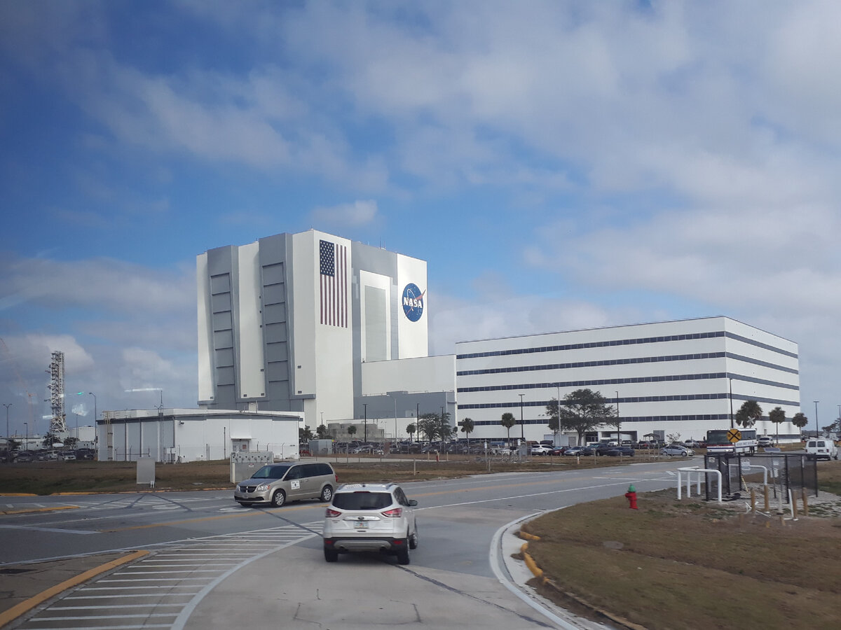 Здание вертикальной сборки (сейчас Vehicle, а раньше Vertical Assembly Building), наверное, самое известное строение Kennedy Space Center, часто вижу его в кино. Там, как можно догадаться из названия, собирают ракеты. Видите рольворота, как в гараже? Вот их поднимают и выкатывают готовую ракету –> 