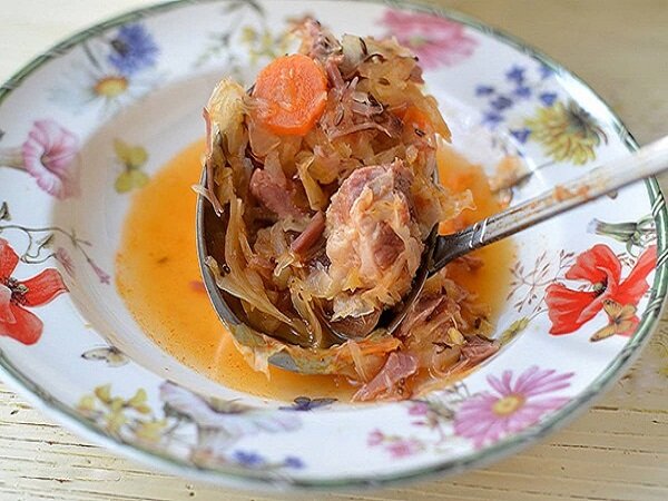 Рецепт борща с квашеной капустой и мясом свиной копченой рульки. Как сделать суп вкусным и полезным? Воспользуйтесь этим рецептом с квашеной капустой на бульоне от свиной рульки.-15