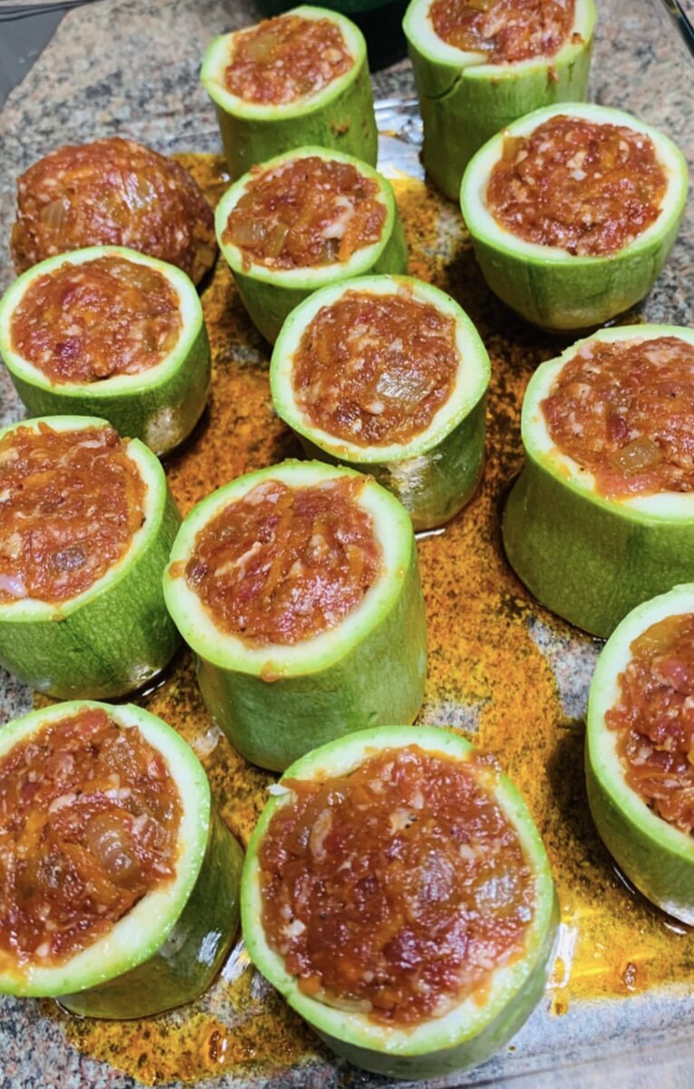 Процесс приготовления
Подготовить продукты. Фарш для нашего блюда можно взять любой. Лук очистить и мелко нарезать. В сковороду влить немного растительного масла, добавить лук и обжарить в течение нескольких минут до мягкости, иногда помешивая. Морковь очистить и натереть на крупной тёрке. Добавить морковь в сковороду, перемешать вместе с луком и обжарить в течение 5 минут, не забывая иногда перемешивать. Затем добавить в сковороду фарш, перемешать. Обжарить фарш с овощами, разбивая крупные мясные комочки, в течение 10 минут. Помидор вымыть и нарезать мелкими кубиками. Добавить помидор в сковороду к фаршу и хорошо перемешать. Обжарить фарш с овощами в течение 10 минут. В конце готовки посолить начинку по вкусу. Кабачок вымыть (если кожура жёсткая, её можно очистить). Нарезать кабачок на кружочки, толщиной примерно 10 см. Выбрать кабачок  и оставить небольшое дно, заполнить начинкой. Противень для запекания смазать растительным маслом. Выложить  кабачки на противень. Сыр натереть на крупной тёрке. Выложить сыр поверх начинки. Поставить противень в разогретую духовку. Запекать кабачки с фаршем и сыром при температуре 200 градусов, без верхнего нагрева, примерно 25-30 минут.
Приятного аппетита! 