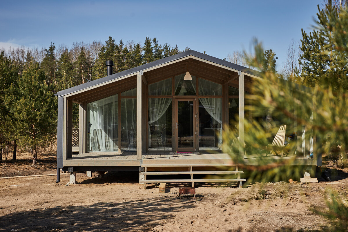 Конкретно этот дом уехал к семье Орловых в Ленинградскую область.