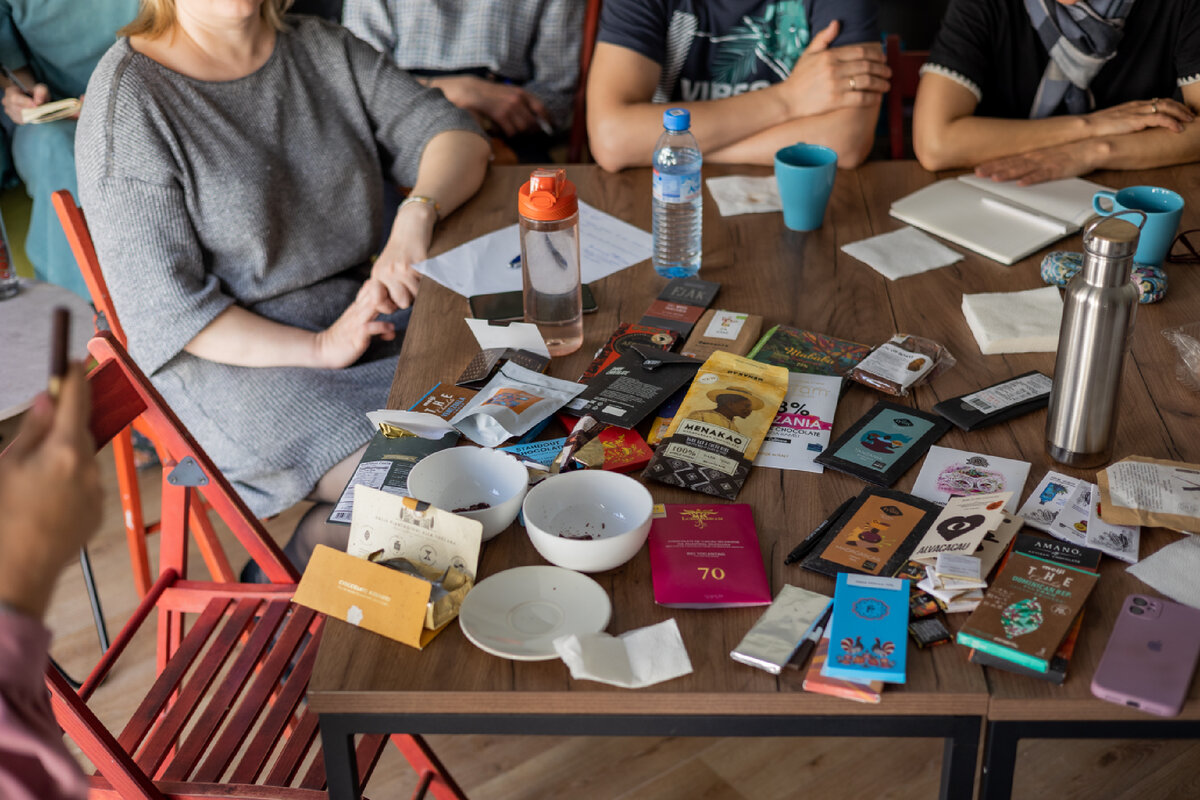 Удивительно, но те кто использует действительно интересное сырье для шоколада - делают упаковку скромной и понятной. Считая что самое важное здесь - вкус, что продаст сам себя. Упаковка же масс-маркета пышет ярлыками и сочными красками 