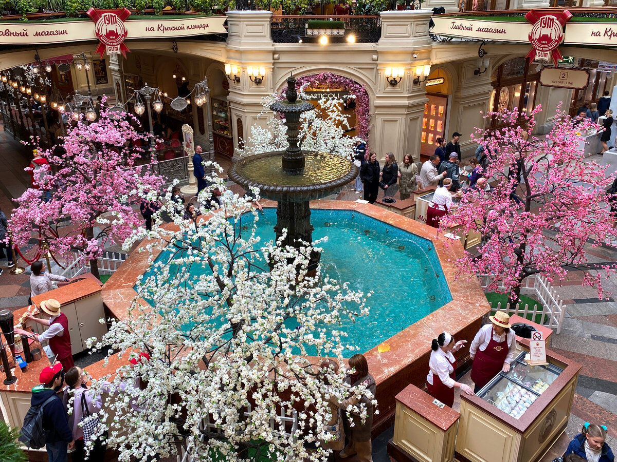 В ГУМе, как всегда, красота. А вот очереди за мороженым практически не было.