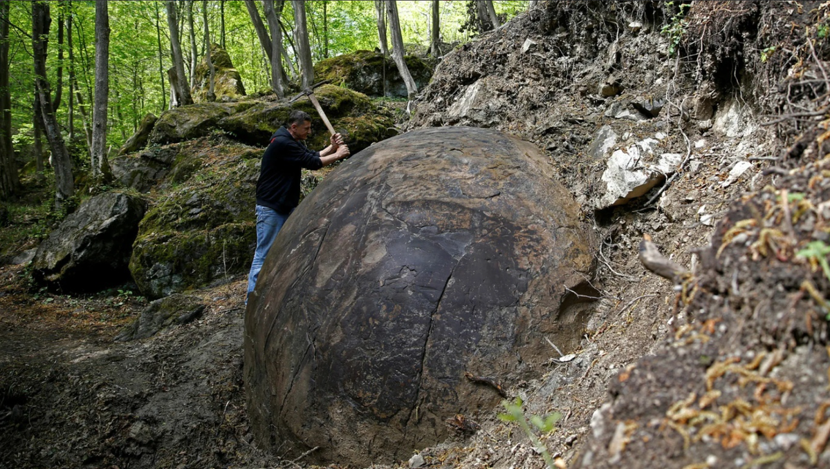 Таинственная находка. Каменные шары Боснии. Каменный шар в лесу. Загадочные каменные шары в Сибири. Огромные каменные шары в земле.