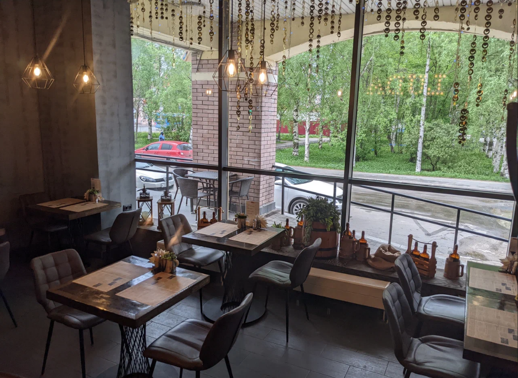 Есть даже столики на улице