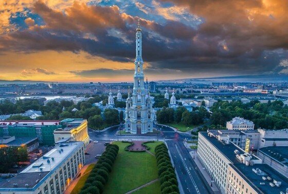    Вариант с расположением колокольни в центре площади Растрелли